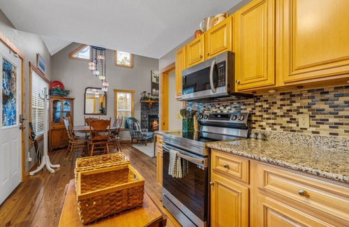 Ellijay Cabin | Creeksong: Top-Rated Cabin with Pool and Gym in Ellijay