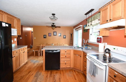 Berkeley Springs House | Creekview Cabin: Your Ideal Retreat with Pool & Spa