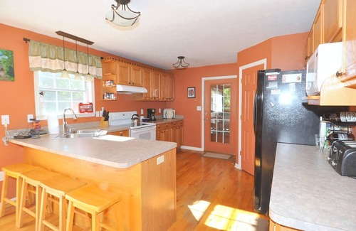 Berkeley Springs House | Creekview Cabin: Your Ideal Retreat with Pool & Spa