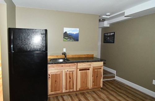 Berkeley Springs House | Creekview Cabin: Your Ideal Retreat with Pool & Spa