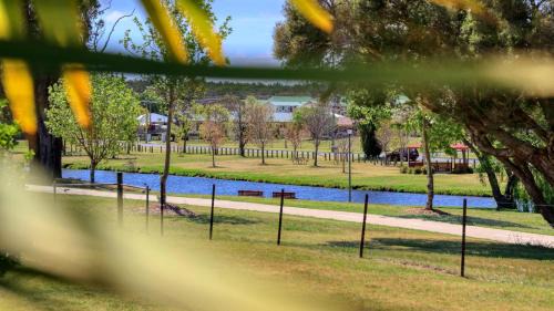 Stanthorpe House | Cozy Creekview Cottage - Family-Friendly with Kitchen Access