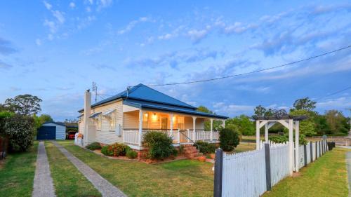 Stanthorpe House | Cozy Creekview Cottage - Family-Friendly with Kitchen Access