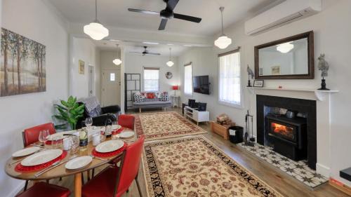 Stanthorpe House | Cozy Creekview Cottage - Family-Friendly with Kitchen Access