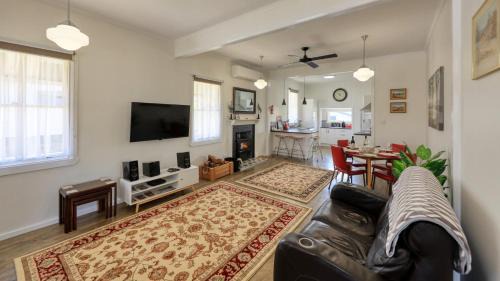 Stanthorpe House | Cozy Creekview Cottage - Family-Friendly with Kitchen Access