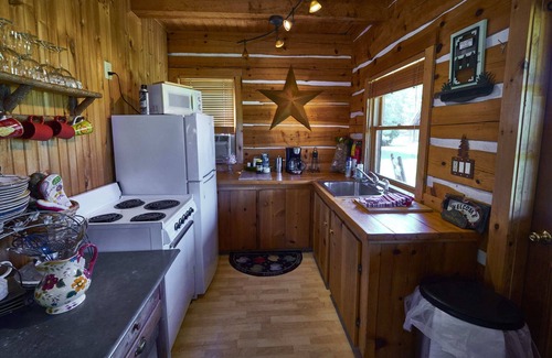 Cosby Bed & Breakfast | Relax at Creekwalk Inn and Cabins with Spa & Hot Tub