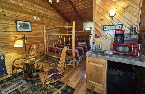 Cosby Bed & Breakfast | Relax at Creekwalk Inn and Cabins with Spa & Hot Tub