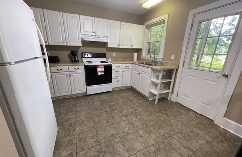 Damascus Cottage | Pet-Friendly Retreat on Creeper Trail with King Bed & Kitchen