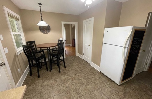 Damascus Cottage | Pet-Friendly Retreat on Creeper Trail with King Bed & Kitchen