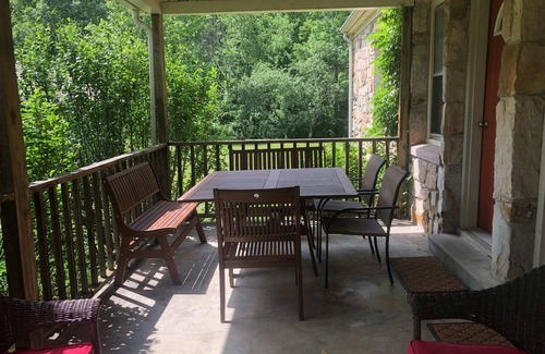 Damascus Cottage | Pet-Friendly Retreat on Creeper Trail with King Bed & Kitchen