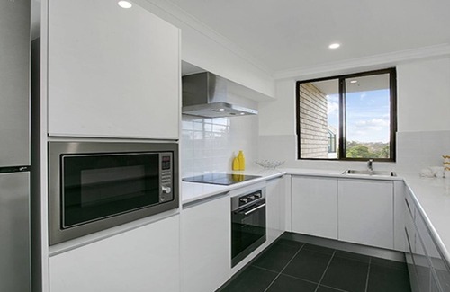 Cremorne Apartment | Immaculate 1BR Apartment with Ocean View & Pool Access