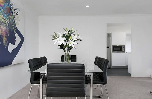 Cremorne Apartment | Immaculate 1BR Apartment with Ocean View & Pool Access