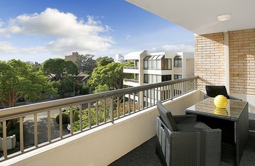Cremorne Apartment | Immaculate 1BR Apartment with Ocean View & Pool Access