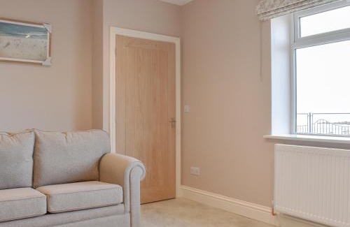 Skinningrove House | Guest Rated 9.6: Family-Friendly Cremona Cottage Retreat