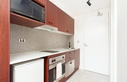 Cremorne Apartment | Central Studio Apartment with Spa & Kitchen in Cremorne