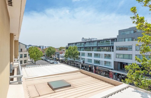 Cremorne Apartment | Central Studio Apartment with Spa & Kitchen in Cremorne