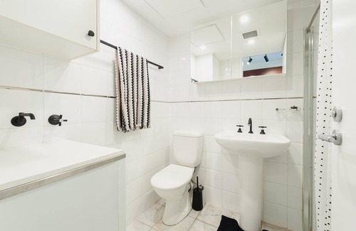 Cremorne Apartment | Central Studio Apartment with Spa & Kitchen in Cremorne
