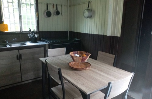 Petite-ÃŽle House | Inviting Creole Hut: Family-Friendly Retreat with Kitchen
