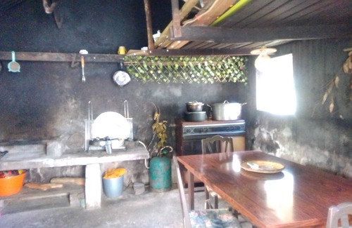 Petite-ÃŽle House | Inviting Creole Hut: Family-Friendly Retreat with Kitchen