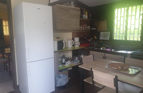 Petite-ÃŽle House | Inviting Creole Hut: Family-Friendly Retreat with Kitchen