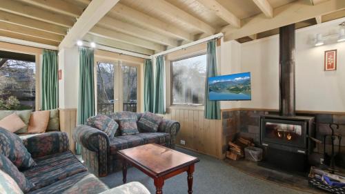 Dinner Plain House | Family-Friendly Retreat at Crep de Mont - 4-Star Comfort