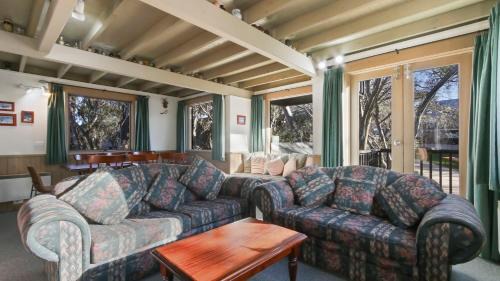 Dinner Plain House | Family-Friendly Retreat at Crep de Mont - 4-Star Comfort