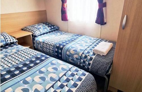 New Forest District Cabin | Relax at Crescent 6: Poolside Paradise with Ocean Views