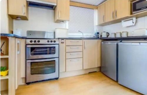 New Forest District Cabin | Relax at Crescent 6: Poolside Paradise with Ocean Views