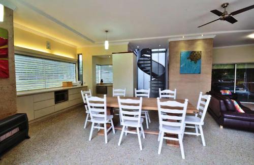Crescent Head House | Relaxing Crescent Head Spa Villa with Hot Tub & Pet-Friendly