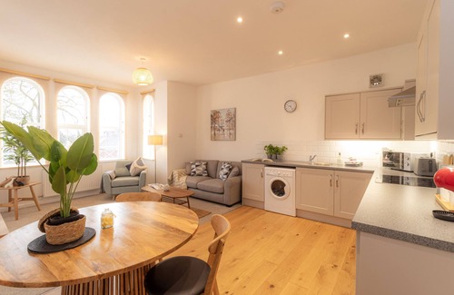 Wellington Apartment | Highly Rated Crescent House Apartments with Pool Access