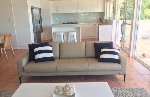 Currarong House | Guest Rated 10/10: Crescent Waterfront Beach House Retreat