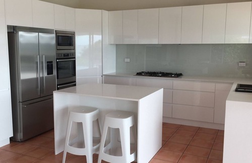 Currarong House | Guest Rated 10/10: Crescent Waterfront Beach House Retreat