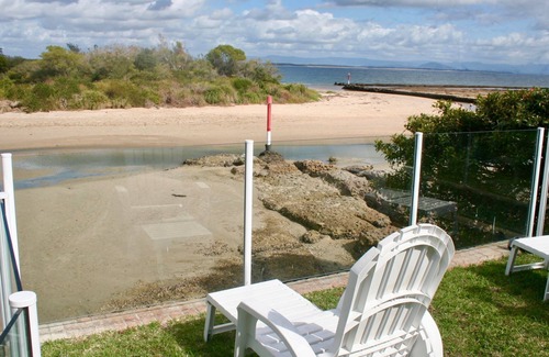 Currarong House | Guest Rated 10/10: Crescent Waterfront Beach House Retreat