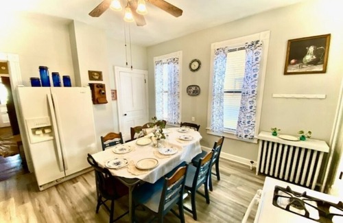 St. Marys House | Delightful Crescentia House - 1884 Victorian with Breakfast