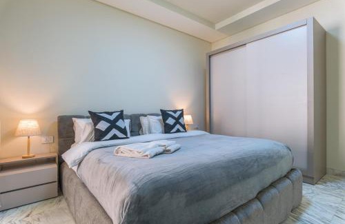 Hamra Apartment | Family-Friendly Crest 3-Bedroom Apt with Hot Tub Access