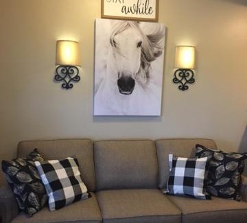 Williamsburg Hotel | Welcoming Crest Country Inn with Family-Friendly Amenities