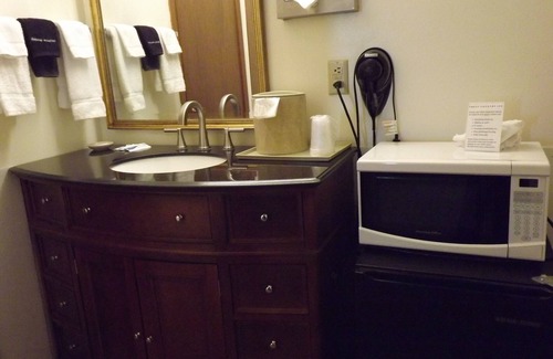 Williamsburg Hotel | Relax at Crest Country Inn with Spa and Family Amenities