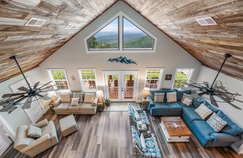 Fort Payne Cabin | Explore Crest View Lodge: Breathtaking Vistas & Pool Access