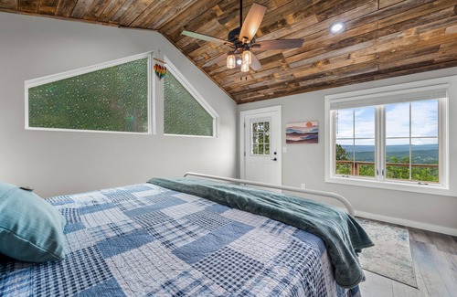 Fort Payne Cabin | Explore Crest View Lodge: Breathtaking Vistas & Pool Access