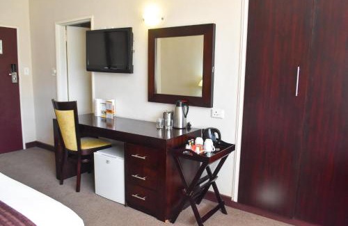 Selebi-Phikwe Hotel | Discover Comfort at Cresta Bosele Hotel with Pool & Dining