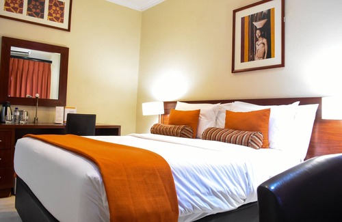 Palapye Hotel | Family-Friendly Cresta Botsalo with Pool and Restaurant