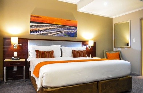 Mahalapye Hotel | Discover Cresta Mahalapye: Family-Friendly with a Pool