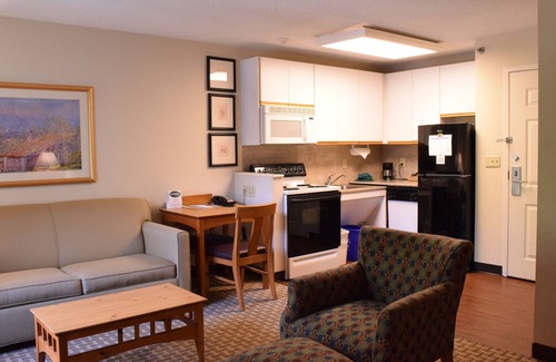 East Syracuse Hotel | Discover Cresthill Suites Syracuse: Family-Friendly Comfort