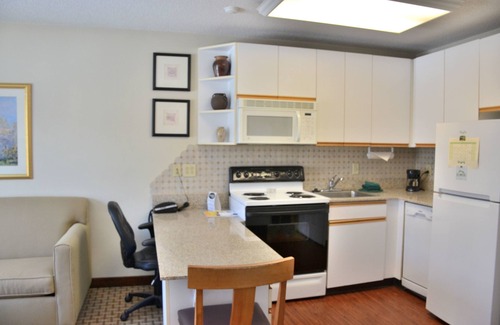 East Syracuse Hotel | Discover Cresthill Suites Syracuse: Family-Friendly Comfort