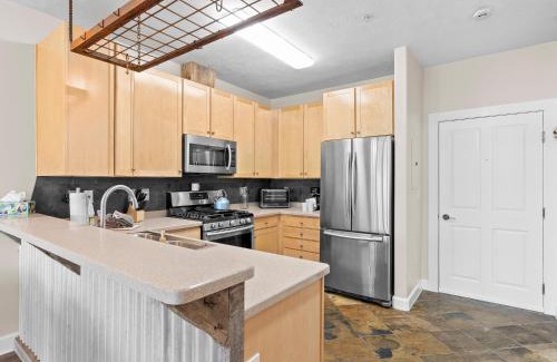 Kimball Junction Apartment | Inviting Crestview Condominiums with Pool & Hot Tub Access