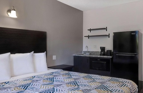 Branson West Hotel | Cozy Crestview Inn: Pet-Friendly Stay with Pool Access