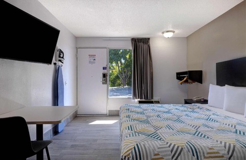 Branson West Hotel | Cozy Crestview Inn: Pet-Friendly Stay with Pool Access