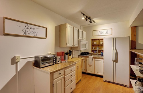 Crestwood Apartment | Inviting Crestwood Apartment with Hot Tub & Pool Table