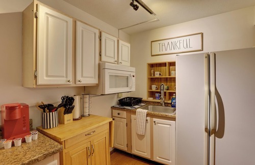 Crestwood Apartment | Inviting Crestwood Apartment with Hot Tub & Pool Table