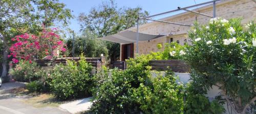 Drapanias House | Inviting Cretan Cottage: Rated 10/10 & Family-Friendly Retreat