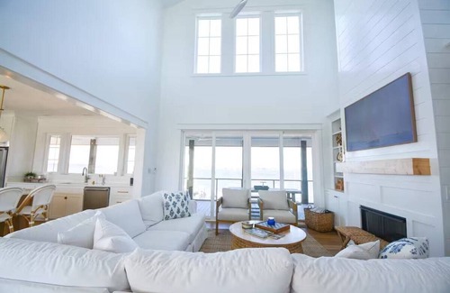 New Bern House | Crew Bern, A riverside retreat located on the serene banks of the Neuse River.